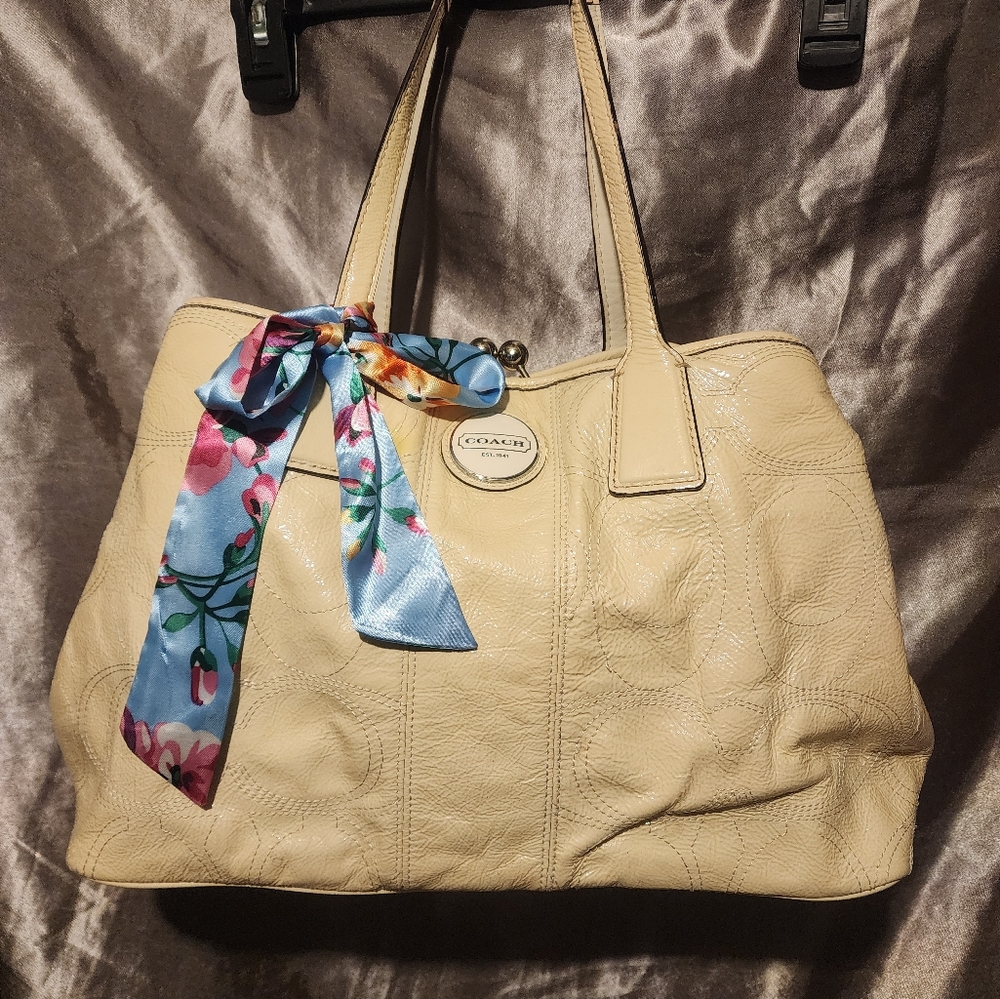 Gorgeous Coach kisslock shoulder bag